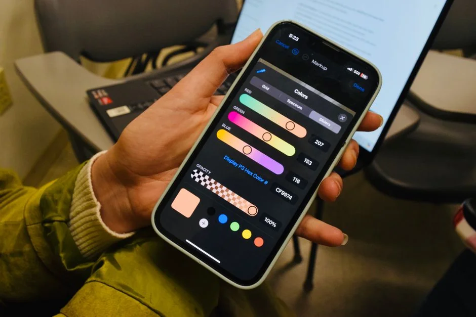 Gros plan sur des mains utilisant un smartphone avec l’application ChatGPT ouverte à l’écran.