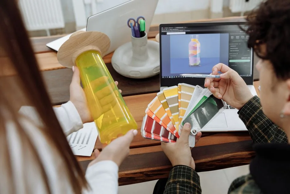 Personne se détendant à l’intérieur avec un café et un smartphone, en train d’échanger des messages dans un cadre chaleureux.